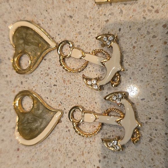 Lot of 10 "Hoop" Charms - Goldtone, Enamel, Beaded etc. - Picture 7 of 9